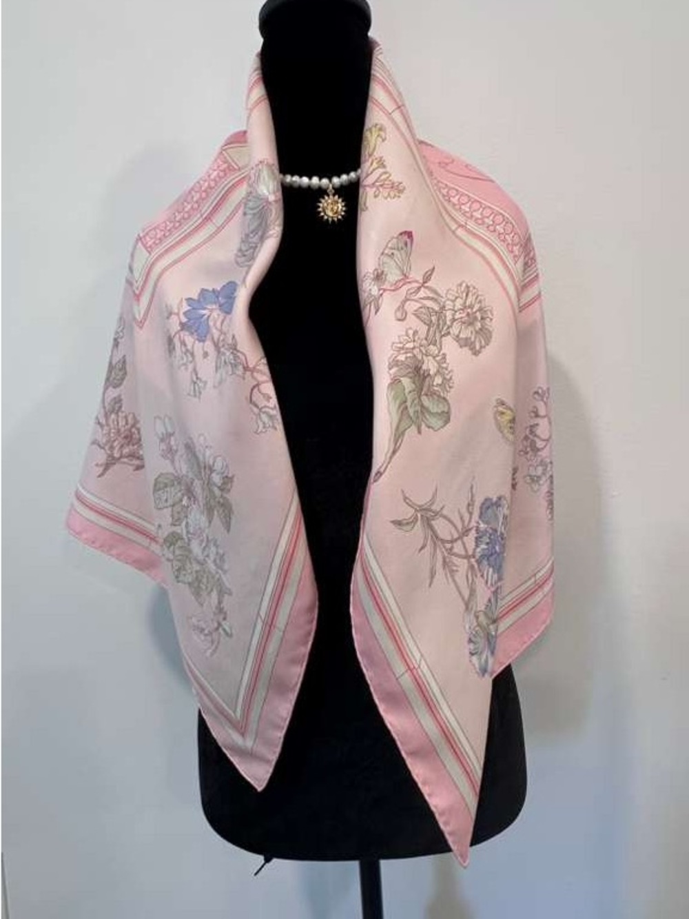 Hermes Silk Scarf Carré 90 Pink Floral Hand Rolled Made in France - Picture 2 of 11